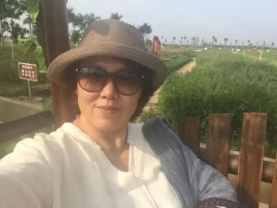 58歲的她，自駕房車旅居，一人兩犬，活成了自己喜歡的樣子