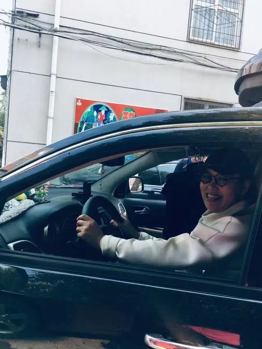 58歲的她，自駕房車旅居，一人兩犬，活成了自己喜歡的樣子