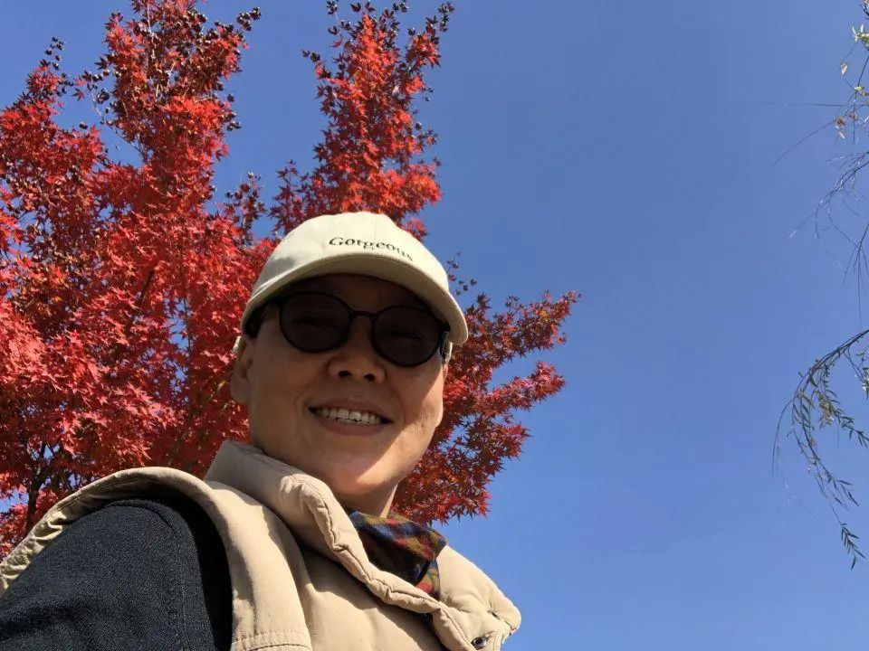 58歲的她，自駕房車旅居，一人兩犬，活成了自己喜歡的樣子