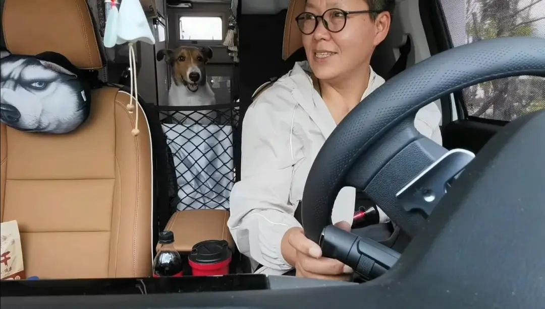 58歲的她，自駕房車旅居，一人兩犬，活成了自己喜歡的樣子