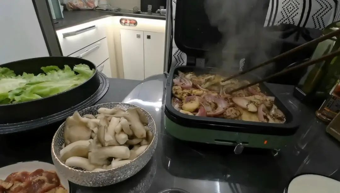 58歲的她，自駕房車旅居，一人兩犬，活成了自己喜歡的樣子