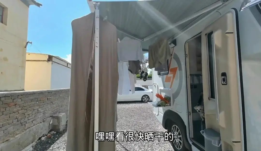58歲的她，自駕房車旅居，一人兩犬，活成了自己喜歡的樣子